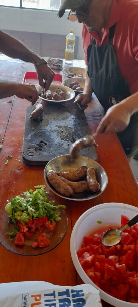 Socios en el asado de fin de año
