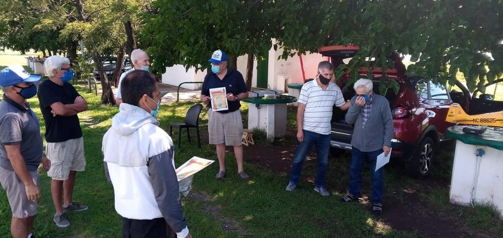 Socios vitalicios junto a la comisión directiva