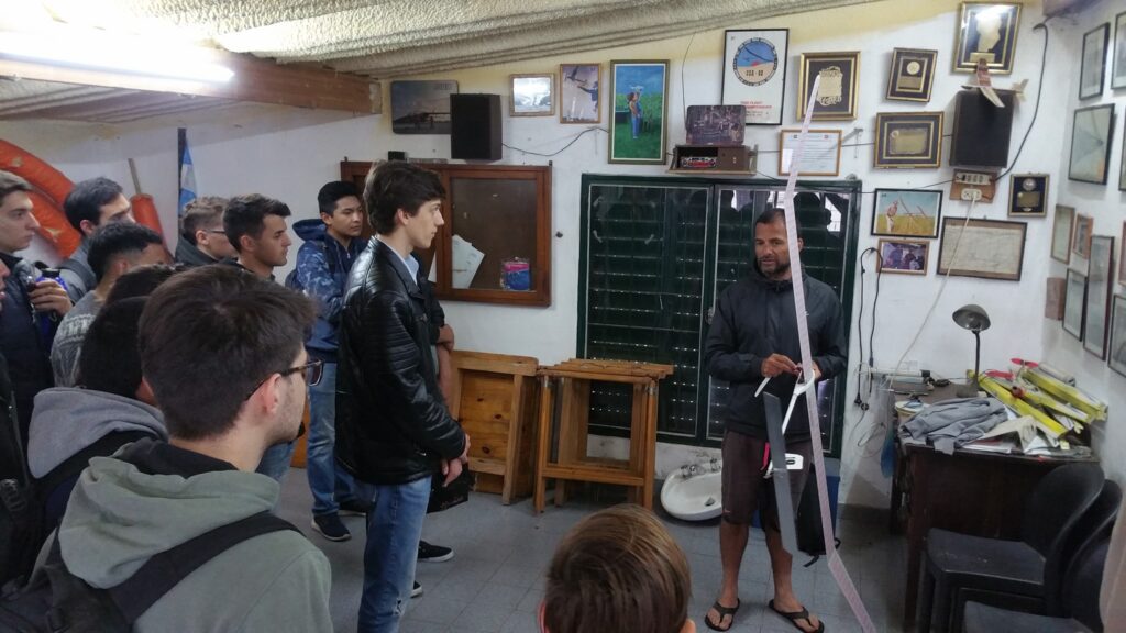 Estudiantes de la UNC en el campo del club