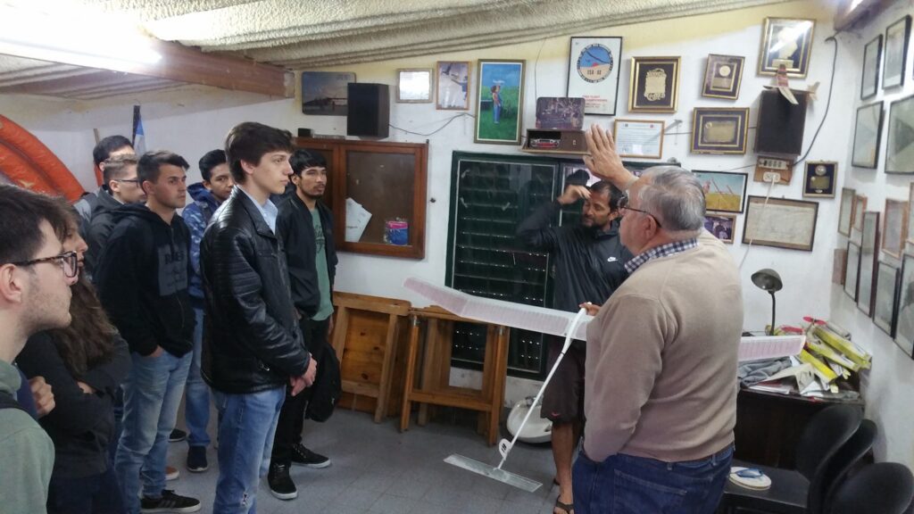 Estudiantes de la UNC observando aeromodelos