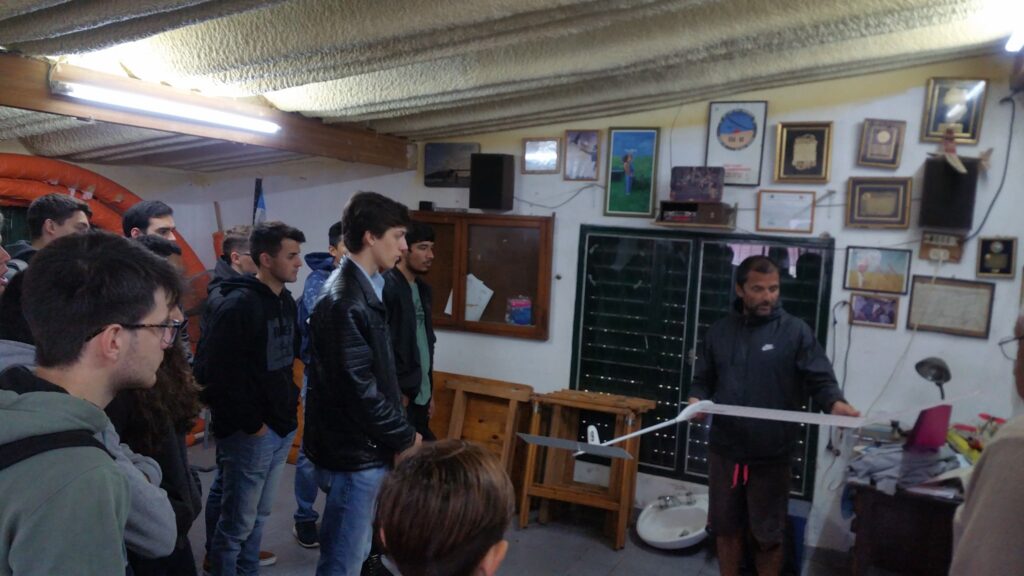 Grupo de estudiantes de Ingeniería en el campo de vuelo